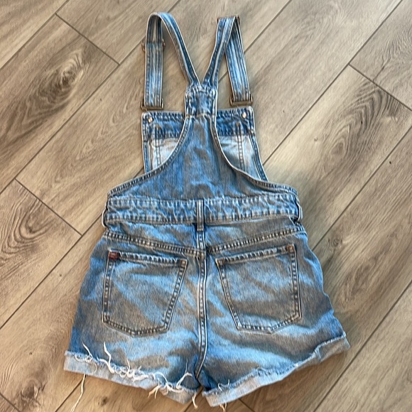 💙Urban Outfitters BDG Distressed Jean Overalls Shorts S - Picture 3 of 3
